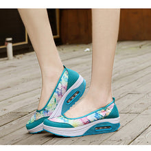 Load image into Gallery viewer, New Triple S Sneakers Women 2018  Breathable Women Shoes Comfortable Walking Sneaker Zapatos De Mujer Fashion Schoenen Vrouw